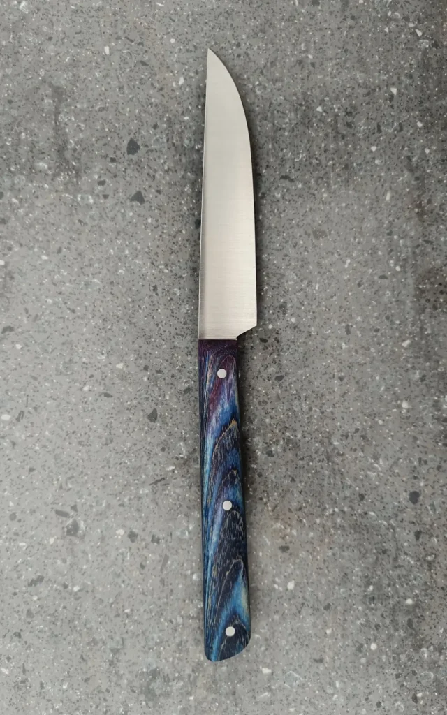 Couteau de cuisine artisanal avec manche en bois stabilisé bleu et violet, vue verso