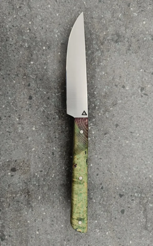 Couteau de cuisine artisanal avec manche en bois stabilisé vert et violet, vue recto