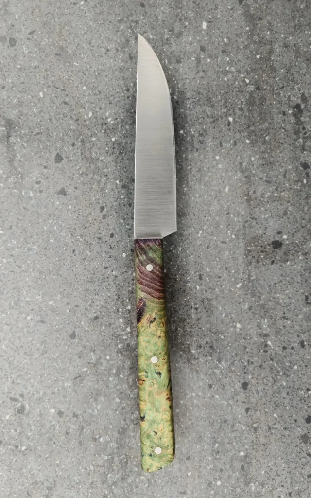 Couteau de cuisine artisanal avec manche en bois stabilisé vert et violet, vue verso