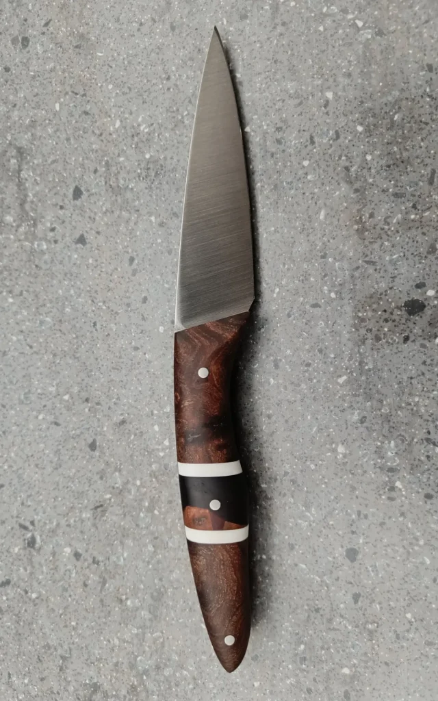 Couteau de cuisine artisanal avec manche en bois brun et intercalaires noirs et blancs, vue verso
