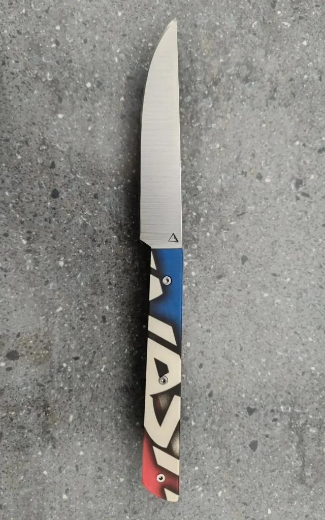 Couteau de cuisine artisanal avec manche en ski recyclé, vue recto