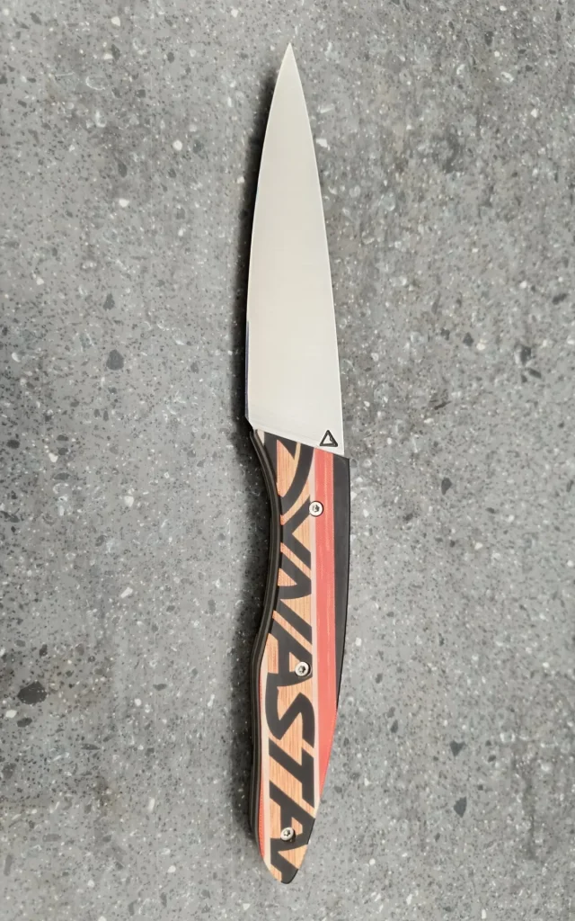 Couteau de cuisine artisanal avec manche fabriqué dans un ski recyclé rouge, vue recto