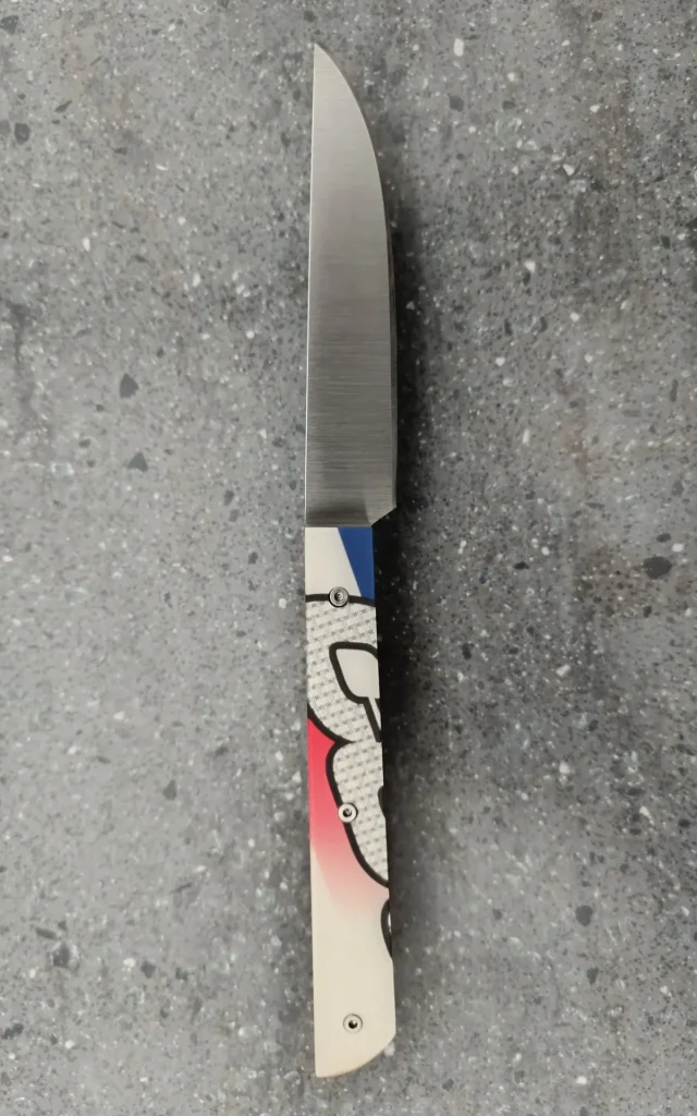 Couteau de cuisine artisanal avec manche fabriqué dans un ski recyclé, vue verso