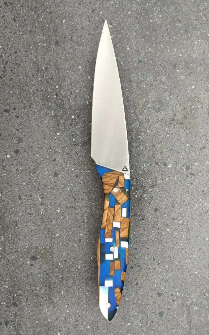 Couteau de cuisine artisanal N°6 avec manche en olivier, Corian blanc et résine bleue, vue recto