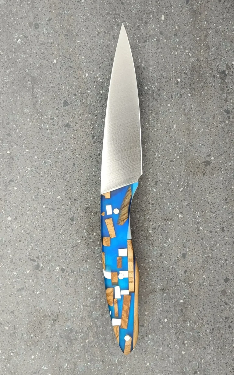 Couteau de cuisine artisanal N°6 avec manche en olivier, Corian blanc et résine bleue, vue verso