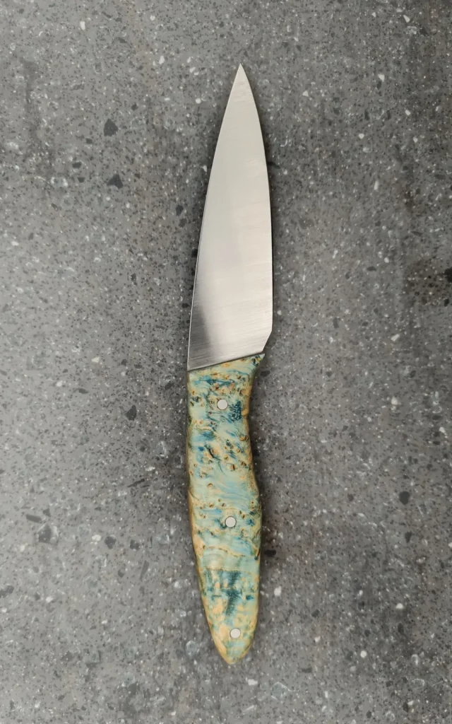 Verso du couteau artisanal N°4 Bermudes avec manche en frêne teinté