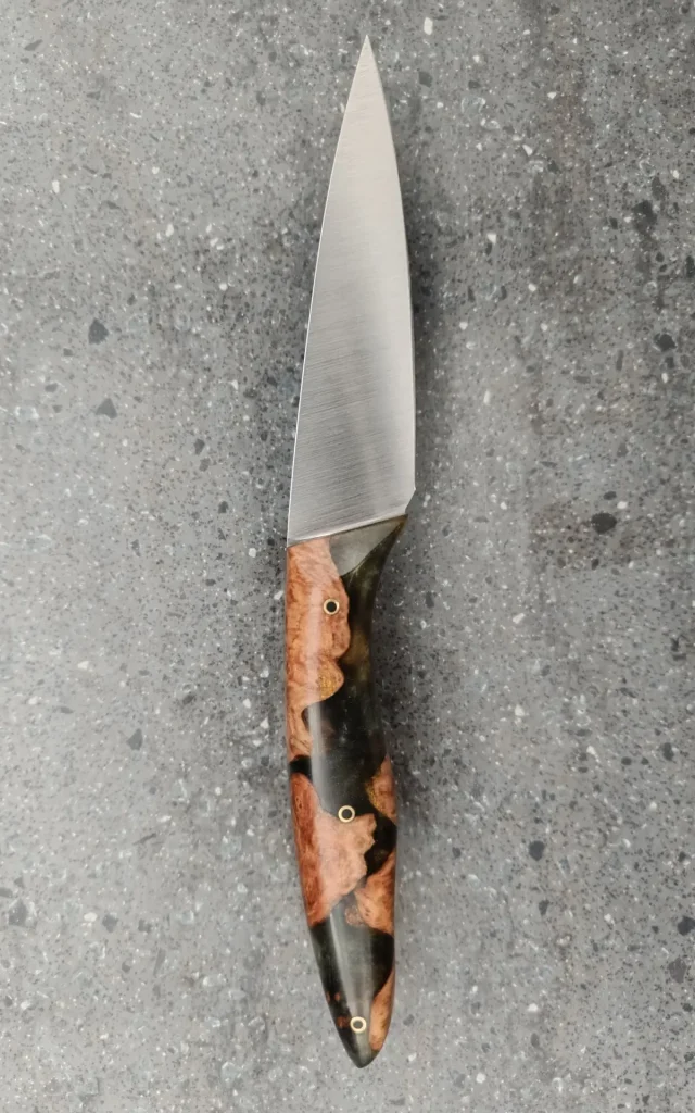Couteau de table artisanal N°5 avec manche en bois stabilisé et résine noire, vue verso