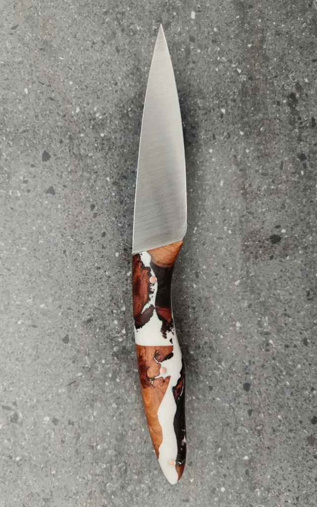 Couteau de table artisanal N°5 avec manche en cerisier stabilisé et résine blanche, vue verso